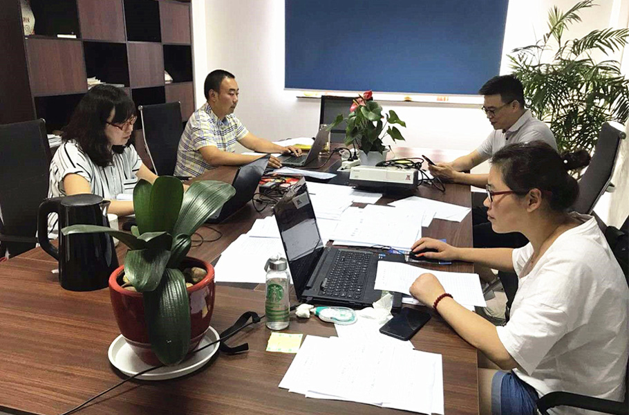 審核組成員在能達(dá)環(huán)境相關(guān)部門負(fù)責(zé)人的陪同下，正在進(jìn)行相關(guān)審核工作2