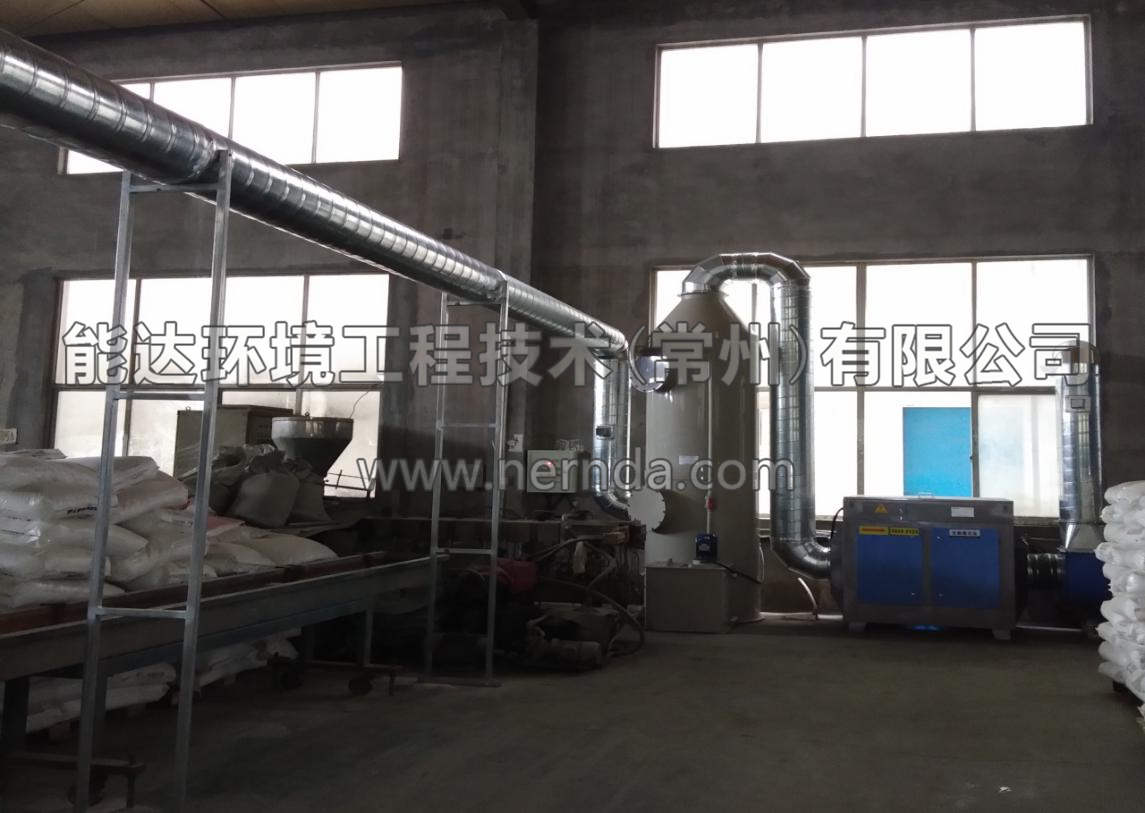 圖為DAXT-3000型廢氣噴淋塔和DAUV-3000型uv光解廢氣凈化設(shè)備  現(xiàn)場安裝調(diào)試完畢并已投入使用  