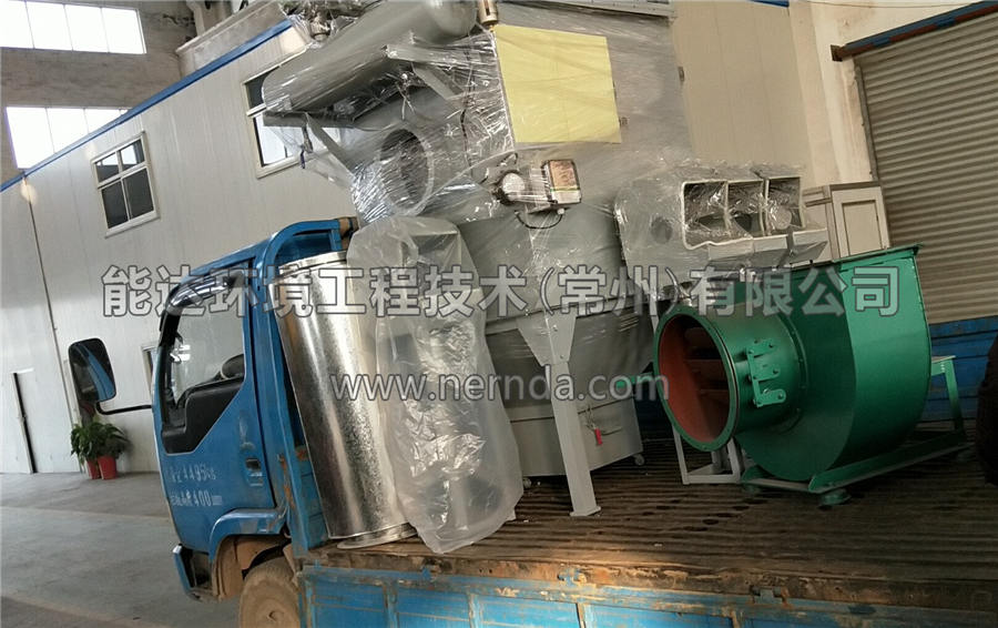 能達濾筒除塵設(shè)備已經(jīng)包裝完畢正在進行裝車
