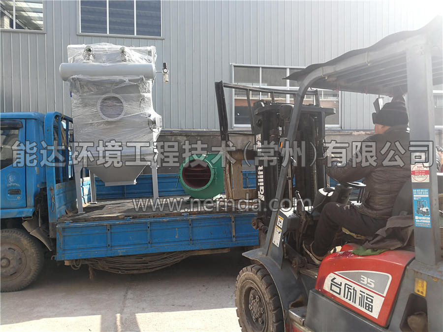 DATC-5500型濾筒除塵設(shè)備運往現(xiàn)場后正在進行卸貨工作