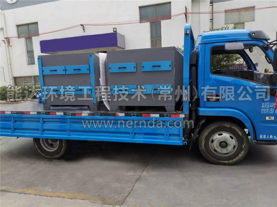 圖為2套熔噴布廢氣處理設(shè)備正在裝車(chē)