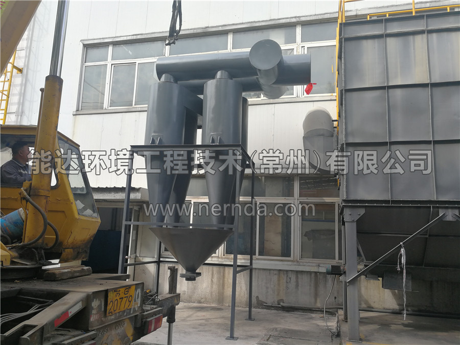 高效濾筒除塵器和旋風(fēng)分離器正在現(xiàn)場(chǎng)小心翼翼進(jìn)行吊裝工作1