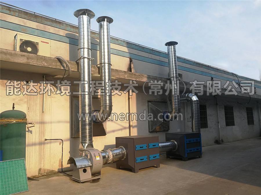 能達(dá)環(huán)境設(shè)計(jì)生產(chǎn)的型號(hào)為DAHT-7000熔噴布廢氣處理設(shè)備安裝在一樓車(chē)間室外空地
