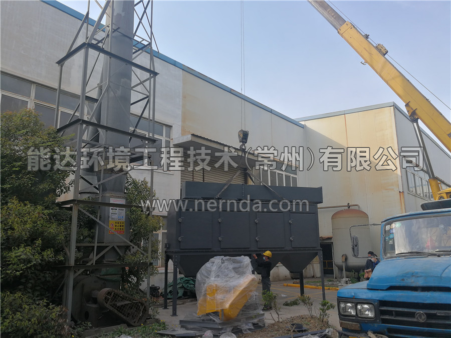 高效濾筒除塵器和旋風(fēng)分離器正在現(xiàn)場(chǎng)小心翼翼進(jìn)行吊裝工作2